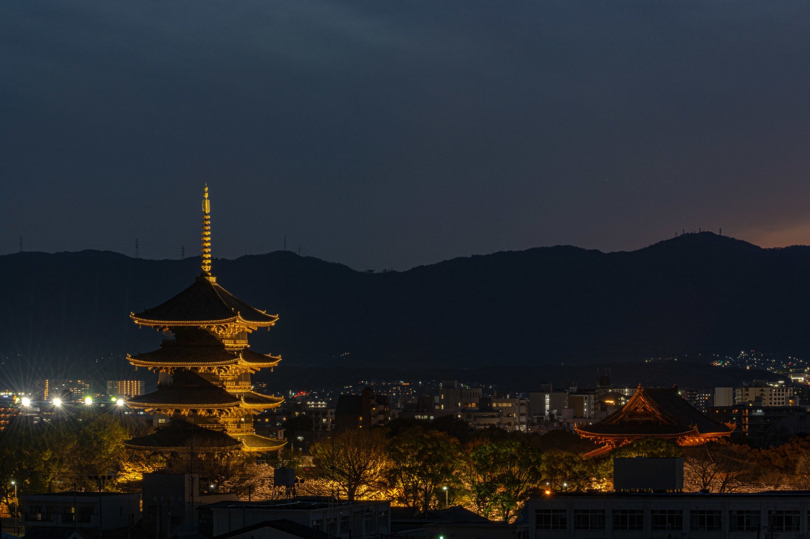 「ライトアップされた東寺を展望デッキより望む」の写真