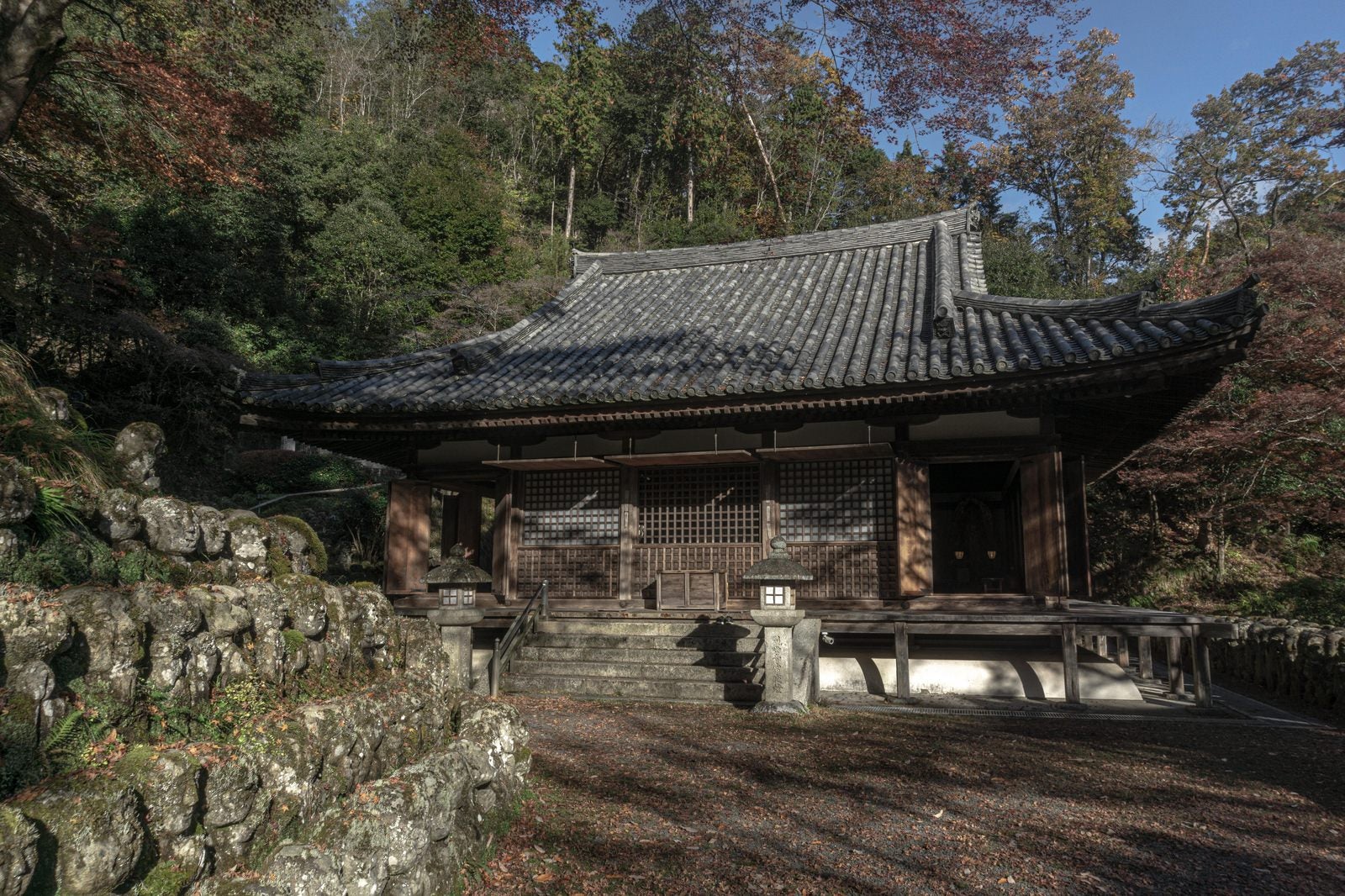 「愛宕念仏寺の重要文化財に指定されている本堂」の写真