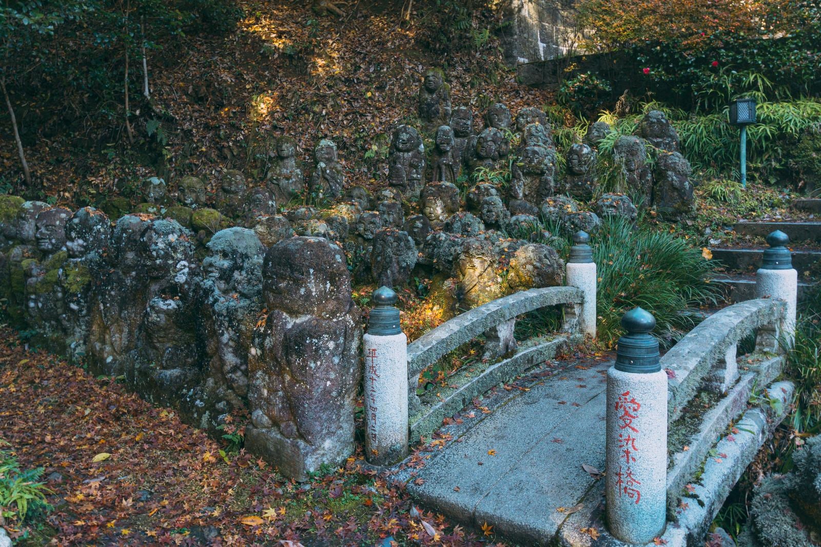 「多宝塔横に立ち並ぶ羅漢像と小さな石橋」の写真