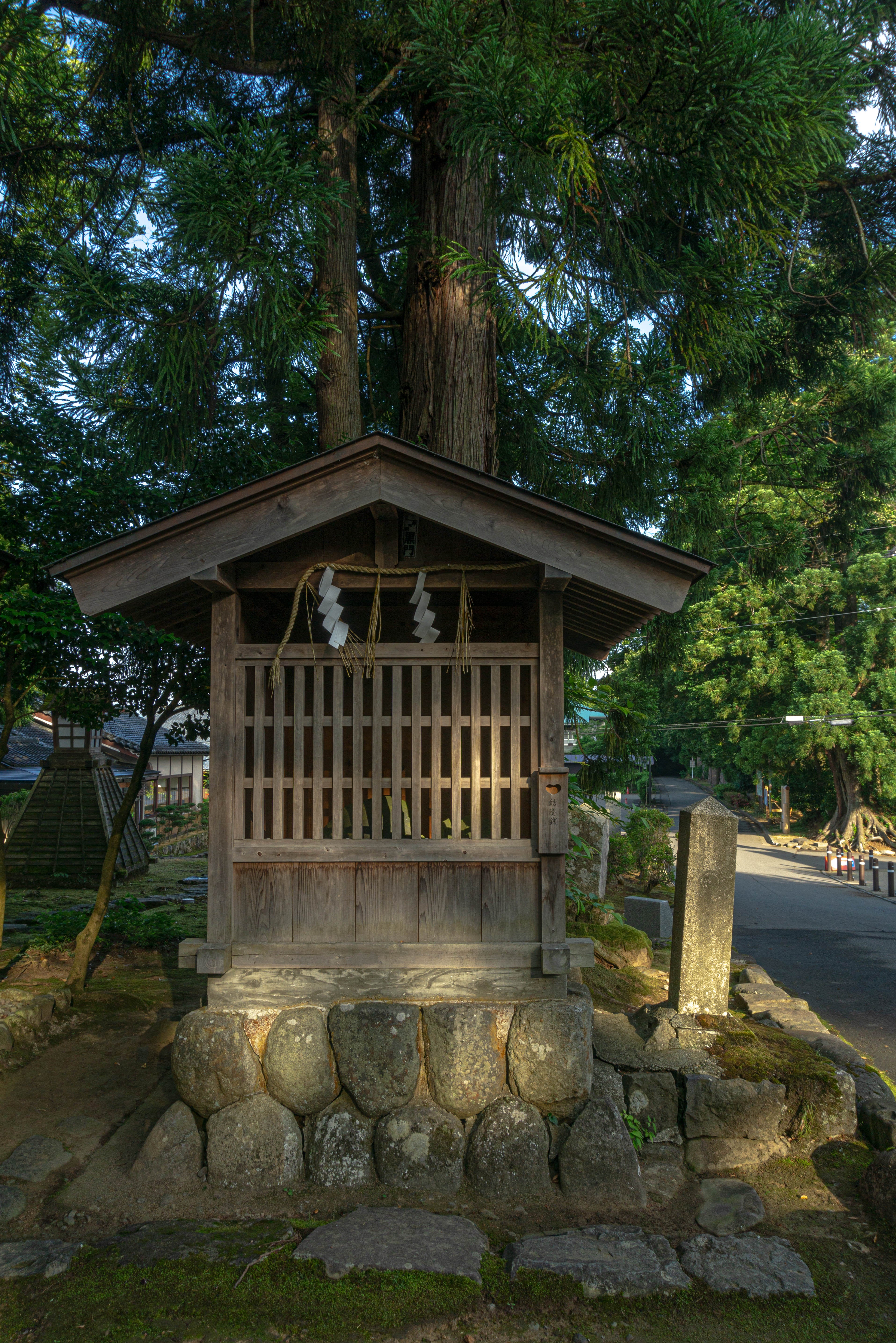 平泉寺白山神社参道近くに建つ結（むすび）神社の祠の無料の写真