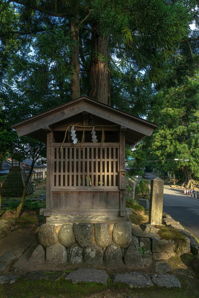 「平泉寺白山神社参道近くに建つ結（むすび）神社の祠」の写真