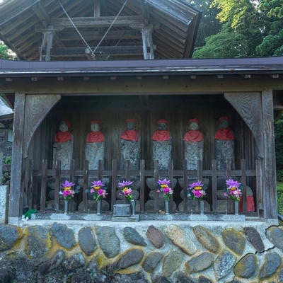 精進坂手前にある顕海寺の入り口横に並ぶお地蔵様の写真