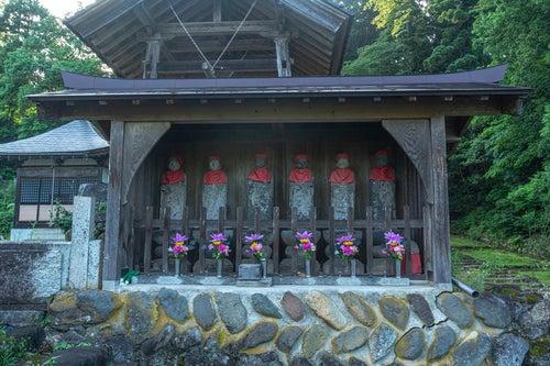精進坂手前にある顕海寺の入り口横に並ぶお地蔵様の写真