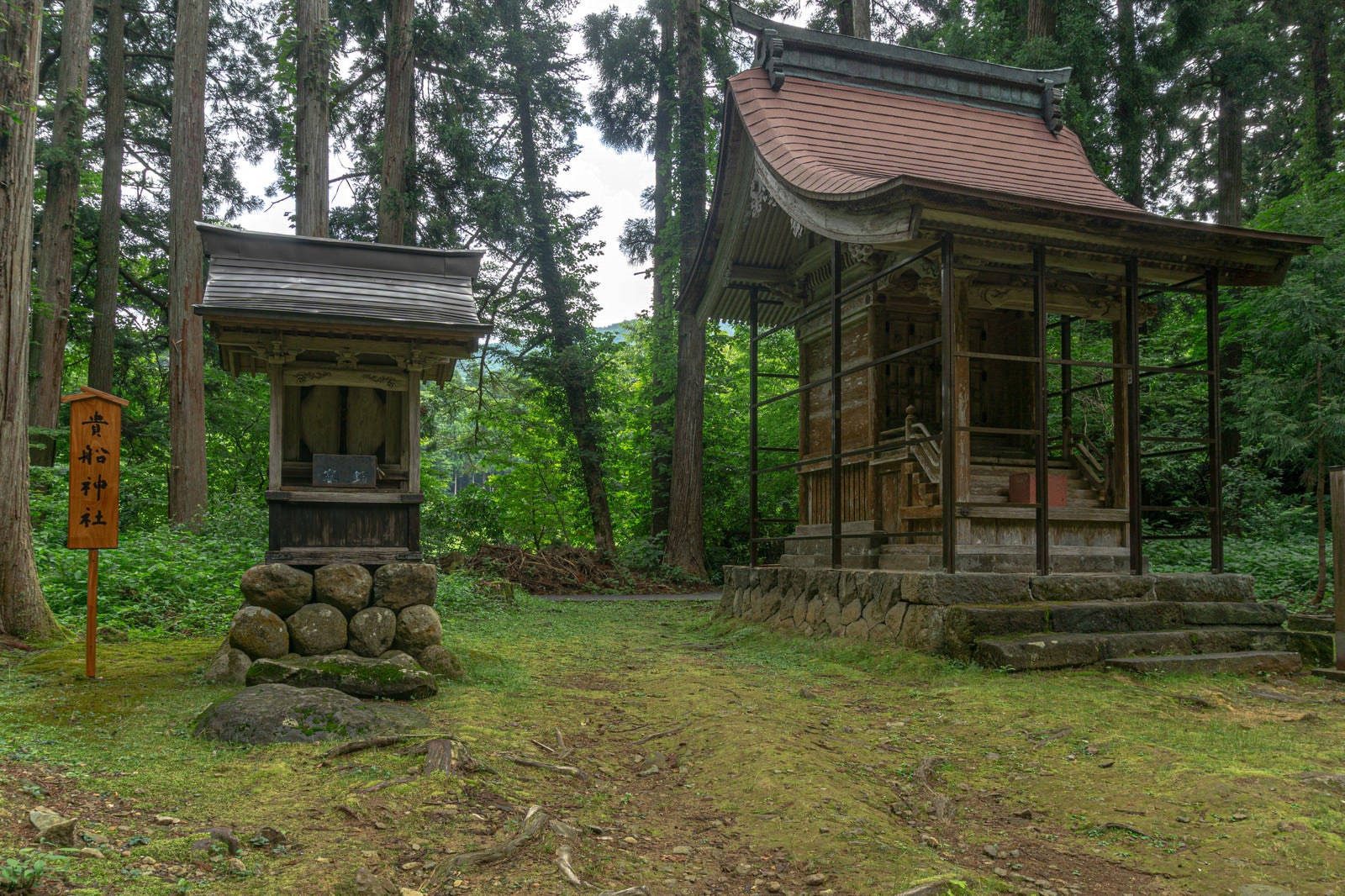 「白山神社境内の貴船神社と今宮神社」の写真