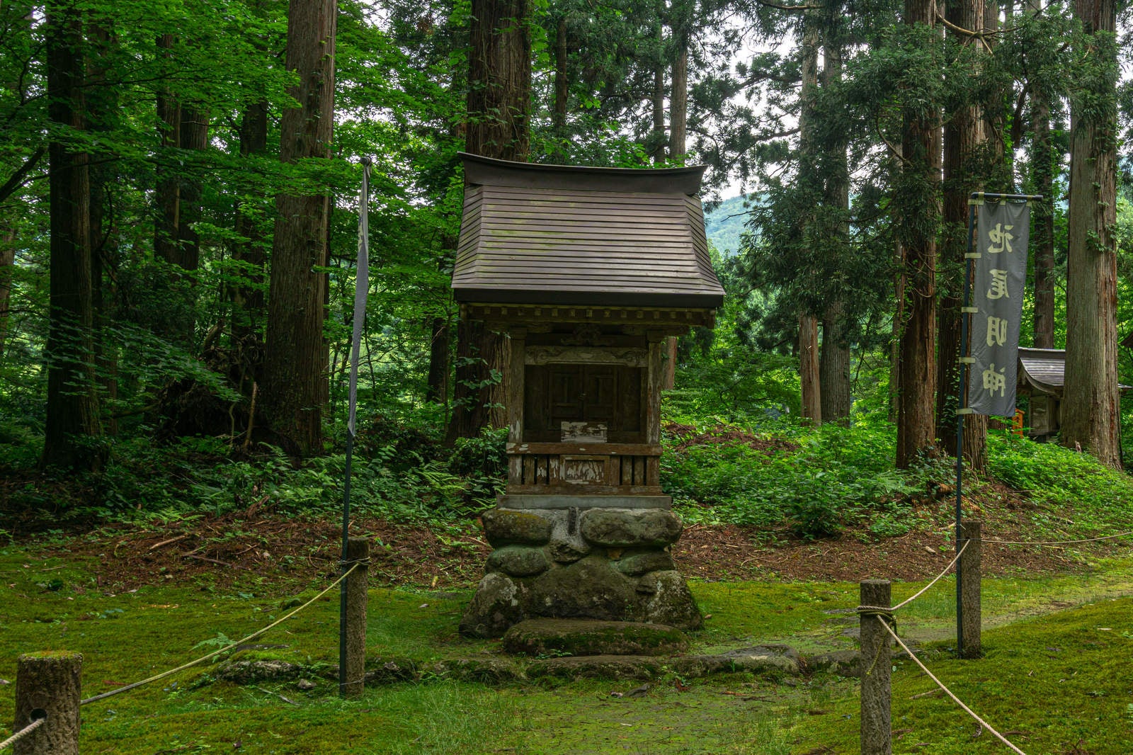 「白山神社境内に建つ池尾明神のお社」の写真