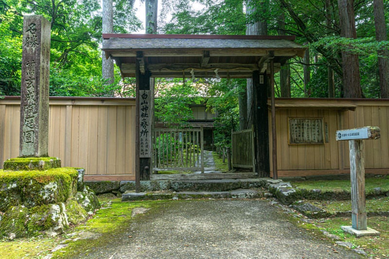 白山神社社務所入り口の様子の写真