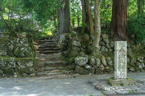 平泉寺白山神社の開祖泰澄大師廟へと続く石段と石碑の写真