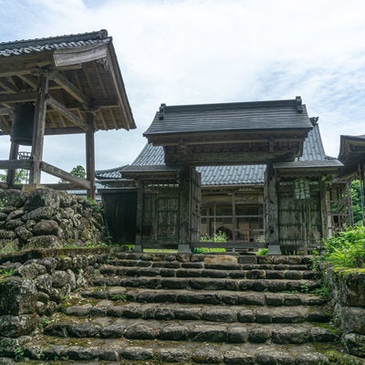 精進坂手前の顕海寺の山門と立ち並ぶ建物の写真