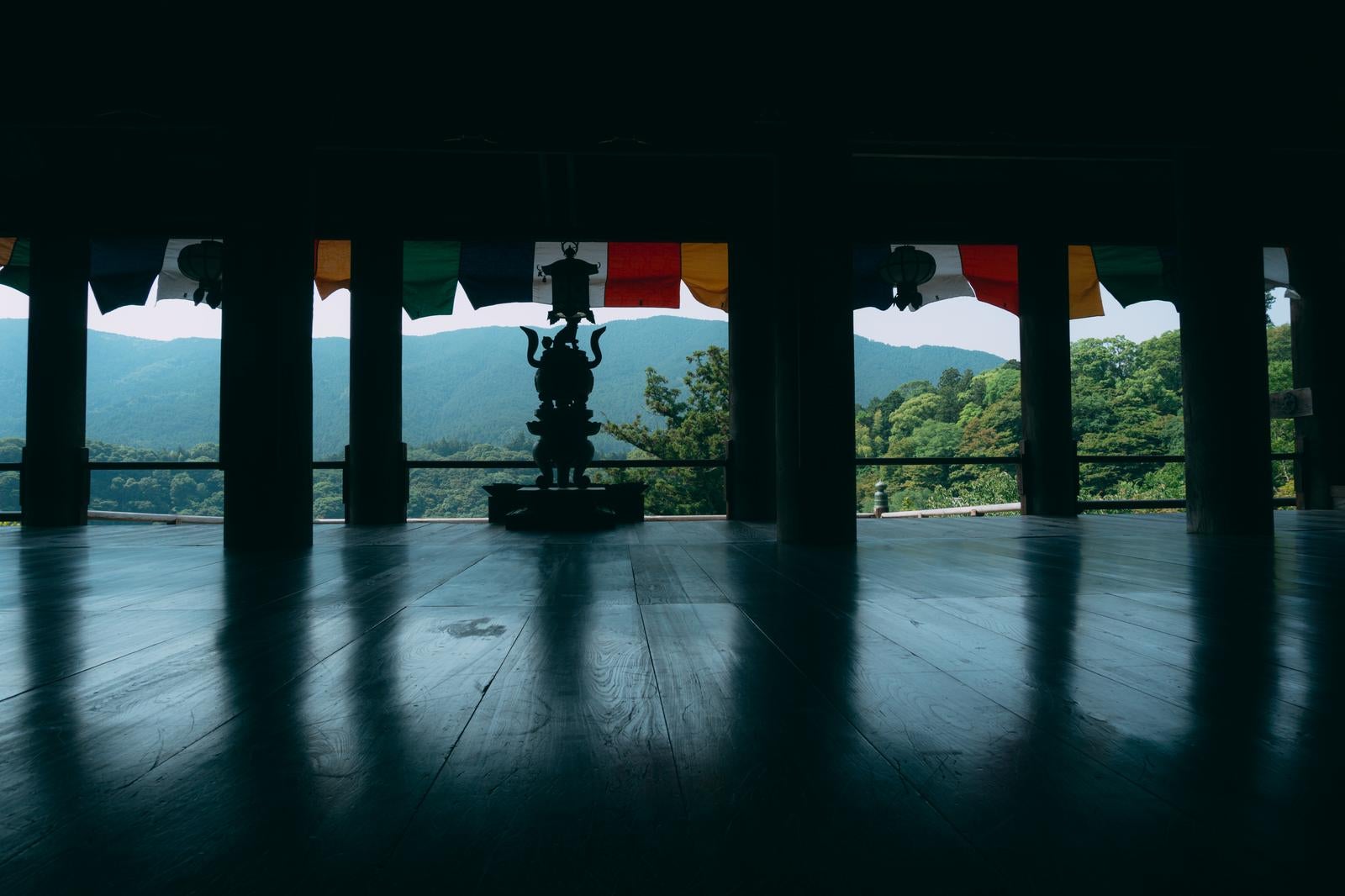 「長谷寺本堂の正堂前から礼堂越しに見た風景」の写真