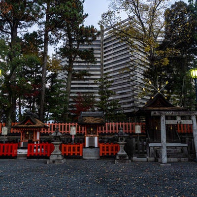 伏見稲荷大社の一番鳥居と二番鳥居の間にある摂末社（せつまつしゃ）（向かって左から熊野社、藤尾社、霊魂社）と背後に建つ特徴的な儀式殿の写真