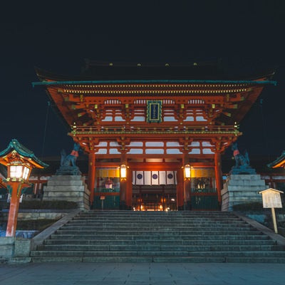 昼間とは全く違う雰囲気を見せる夜の伏見稲荷大社楼門の素材