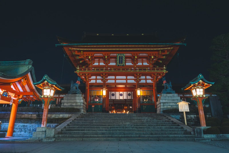 昼間とは全く違う雰囲気を見せる夜の伏見稲荷大社楼門の写真