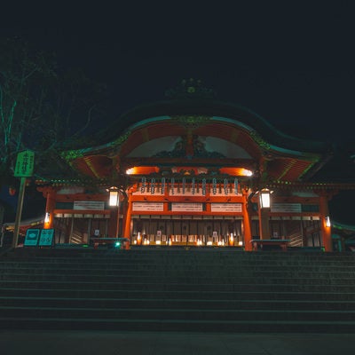 石段の先で一層厳かな雰囲気を醸し出す夜の内拝殿の写真