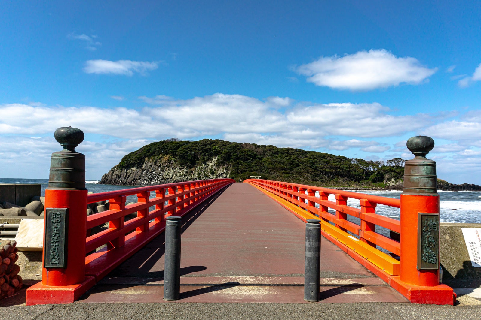 「青い空と海に映える朱色が美しい雄島橋」の写真