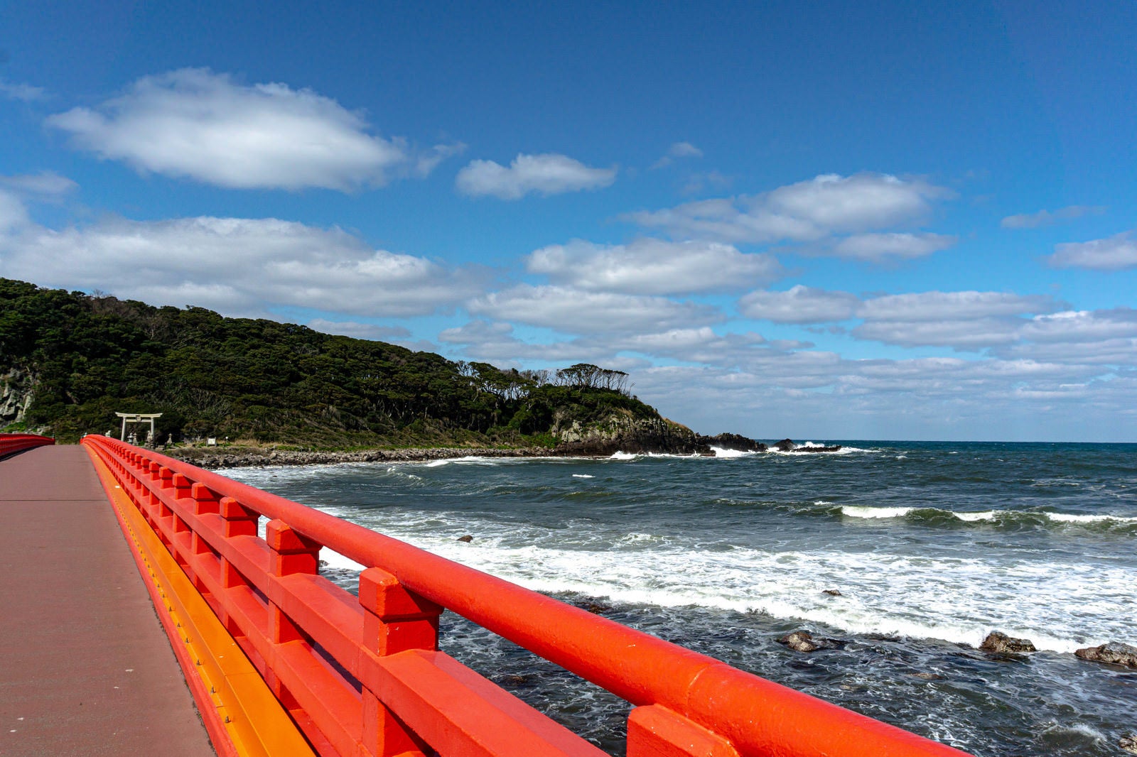 「雄島橋の上から見る寄せる波」の写真