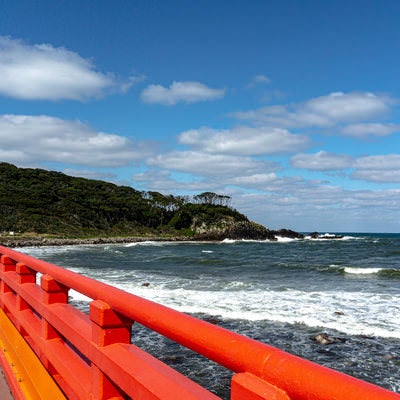 雄島橋の上から見る寄せる波の写真