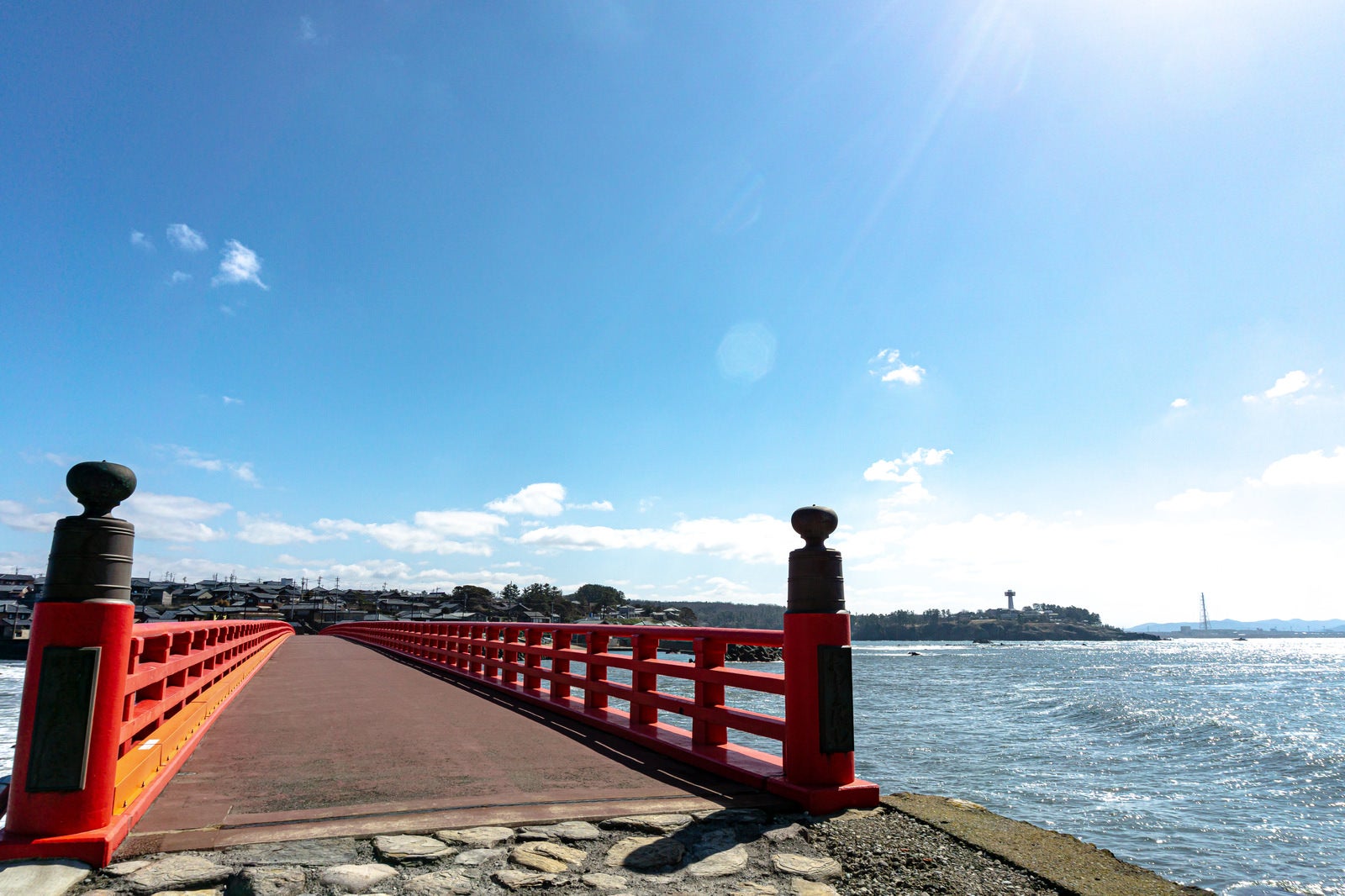 「雄島から見る橋の向うの景色」の写真
