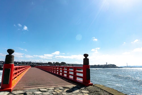 雄島から見る橋の向うの景色の写真