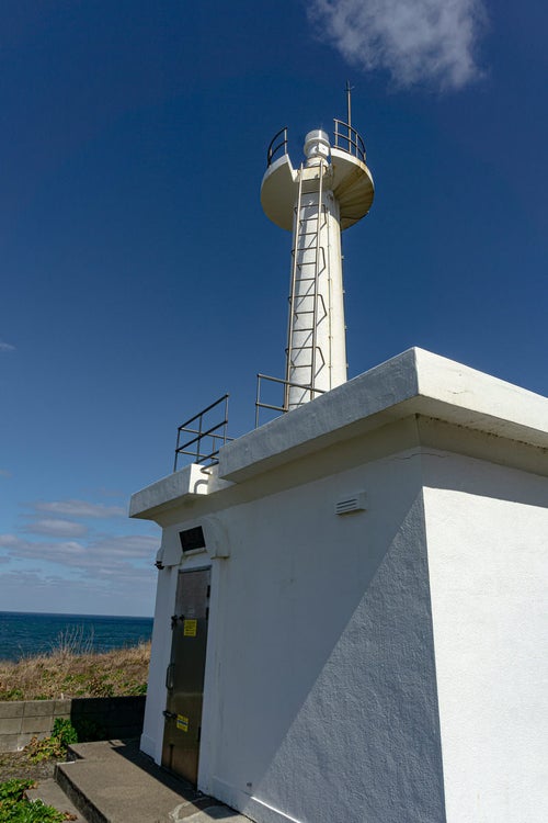 島の西側に建つ雄島灯台の写真