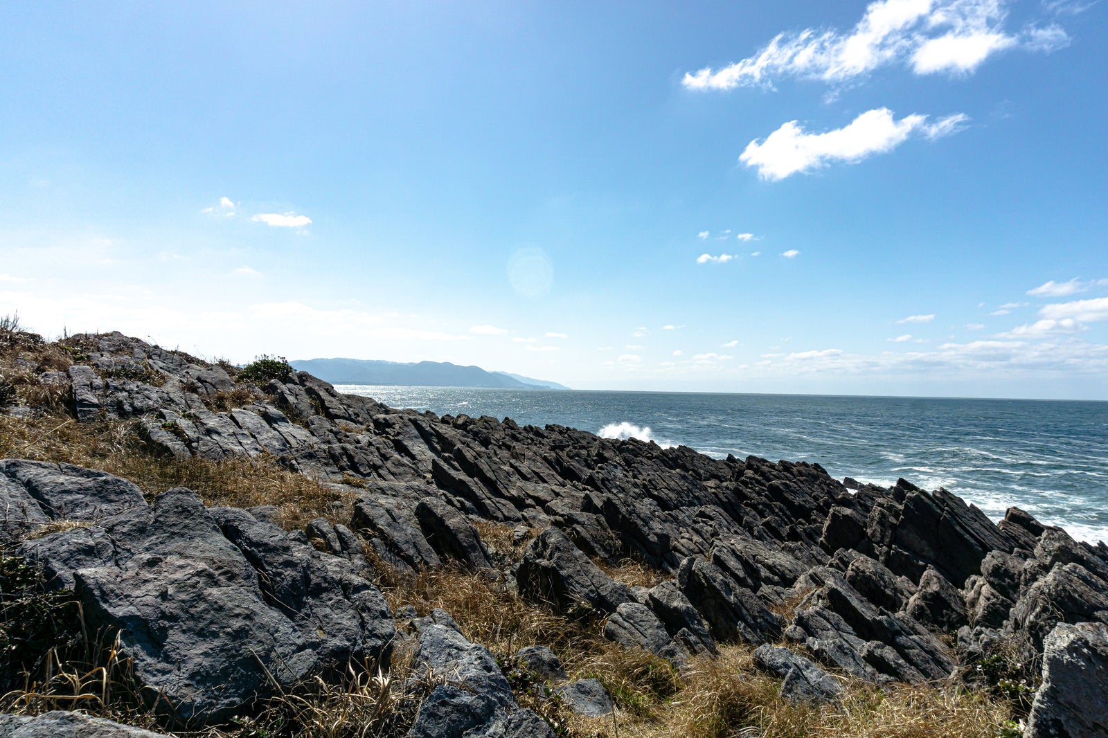 「流紋岩で出来た雄島の板状節理」の写真