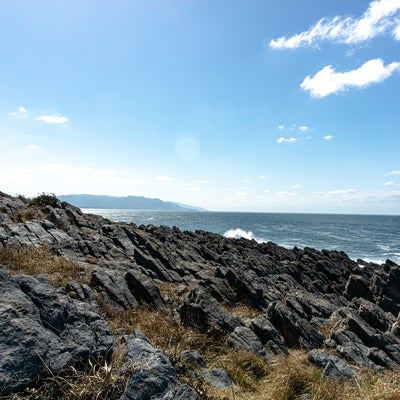 流紋岩で出来た雄島の板状節理の写真