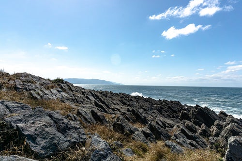 流紋岩で出来た雄島の板状節理の写真