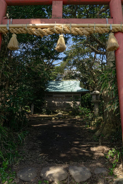雄島大湊神社の海に向かって建つ鳥居から見る拝殿の写真