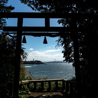 大湊神社の海に向かって建つ鳥居の中に見える東尋坊方面の写真