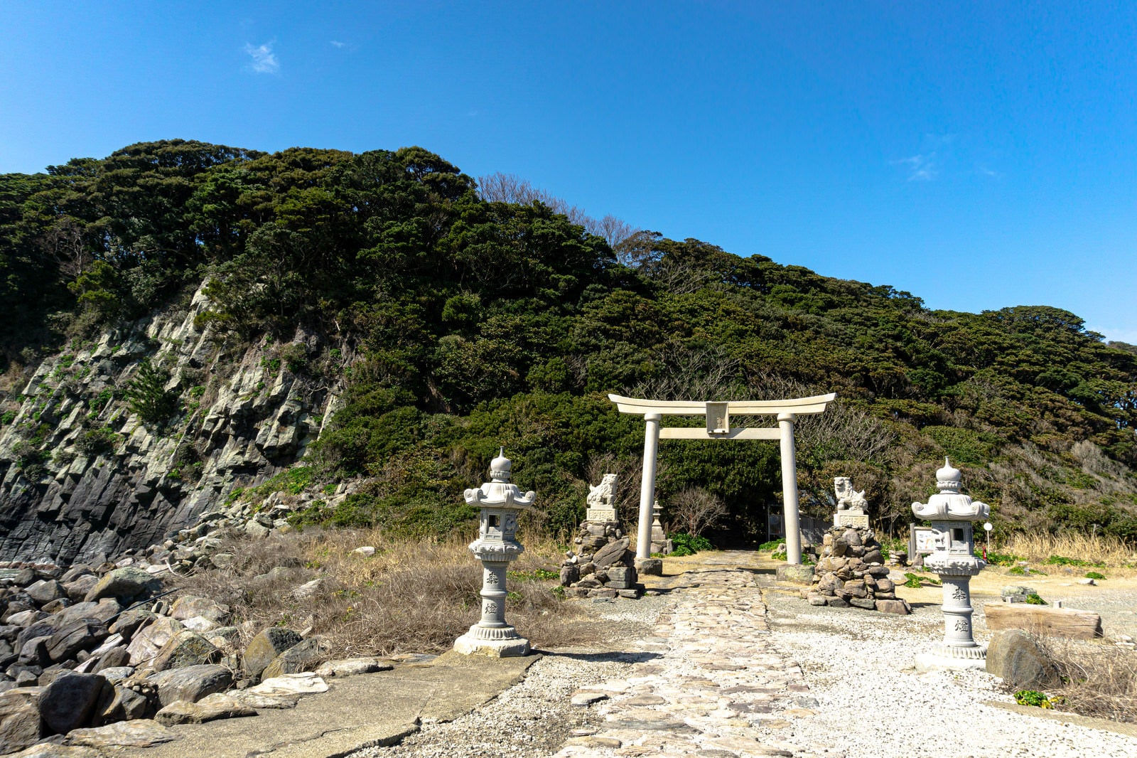 「海の神様の島と呼ばれる雄島の入り口」の写真