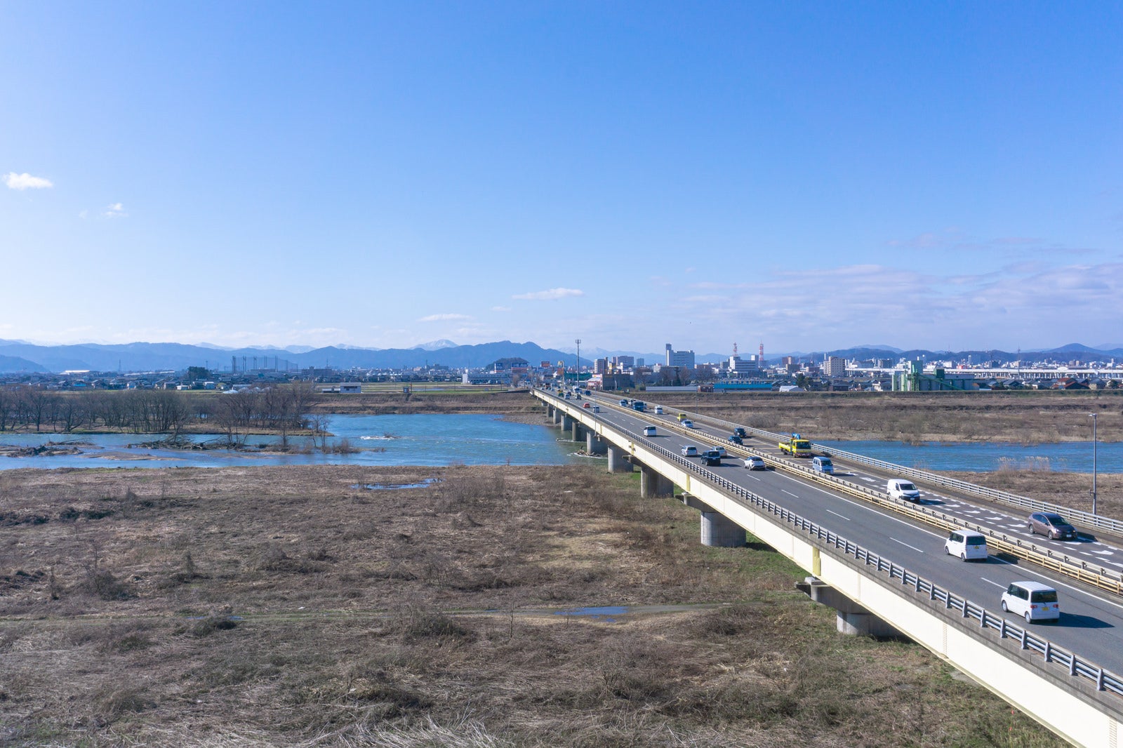 「九頭竜川にかかる福井大橋の朝の様子」の写真