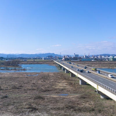 九頭竜川にかかる福井大橋の朝の様子の写真