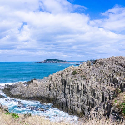 溶岩が冷え固まった時に出来たといわれる見事な柱状節理の岩壁と雄島の写真