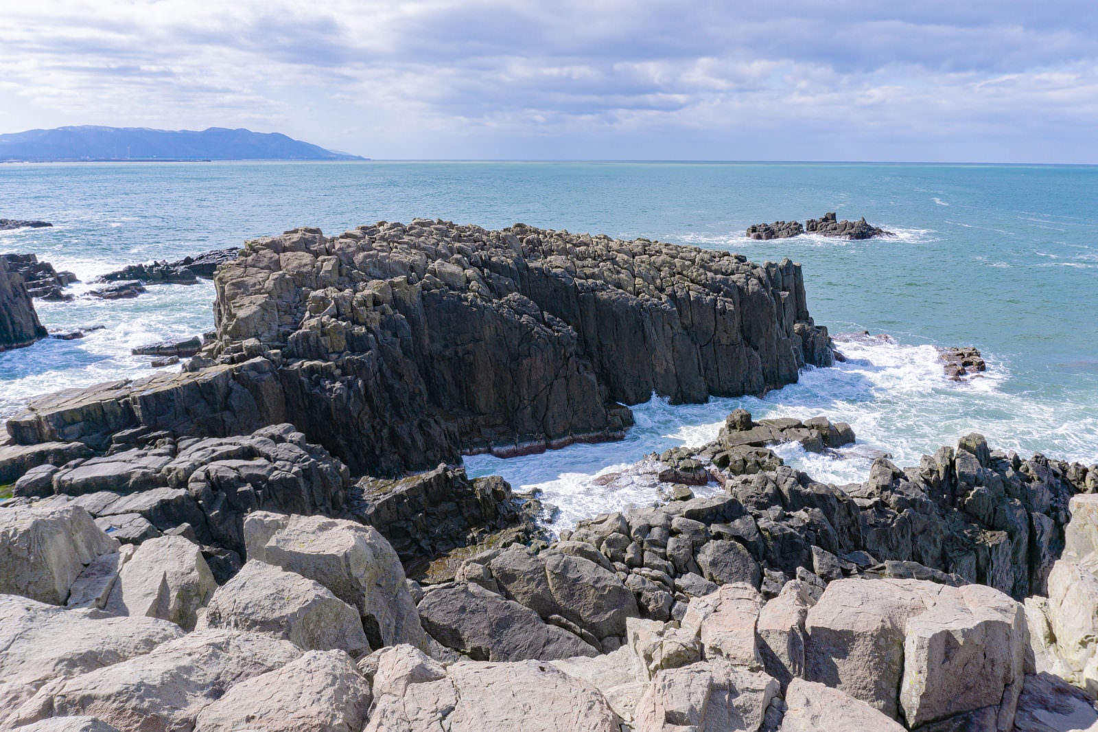 「日本海と特徴的な岩々が作り出す東尋坊の風景」の写真