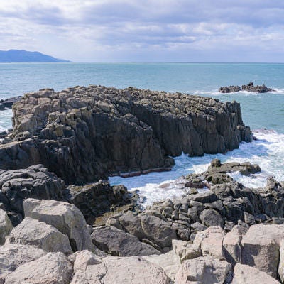 日本海と特徴的な岩々が作り出す東尋坊の風景の写真