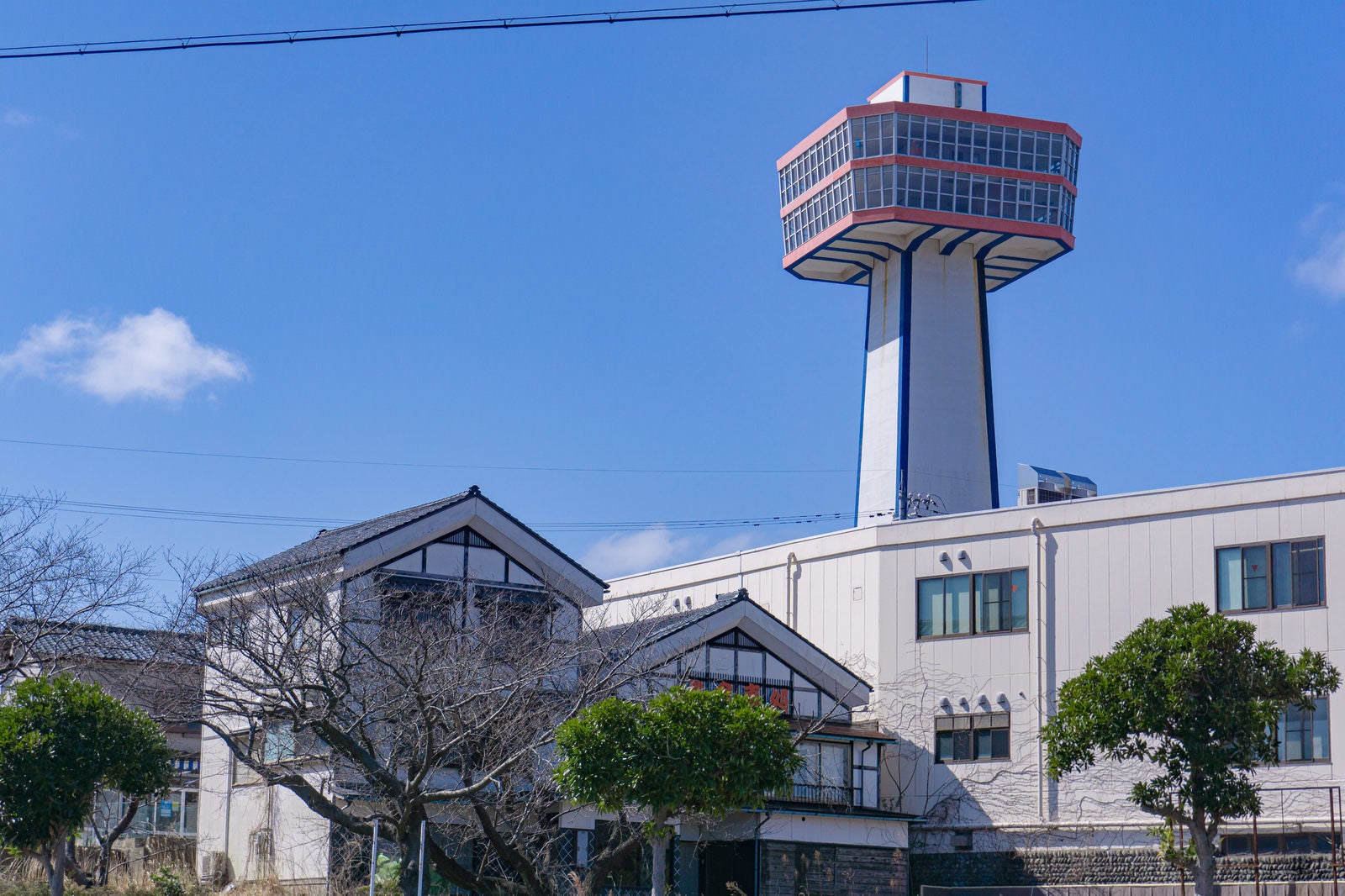 「駐車場側から見る東尋坊タワー」の写真