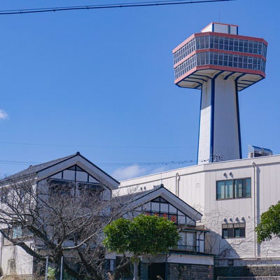 駐車場側から見る東尋坊タワーの写真
