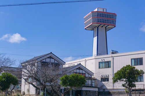 駐車場側から見る東尋坊タワーの写真