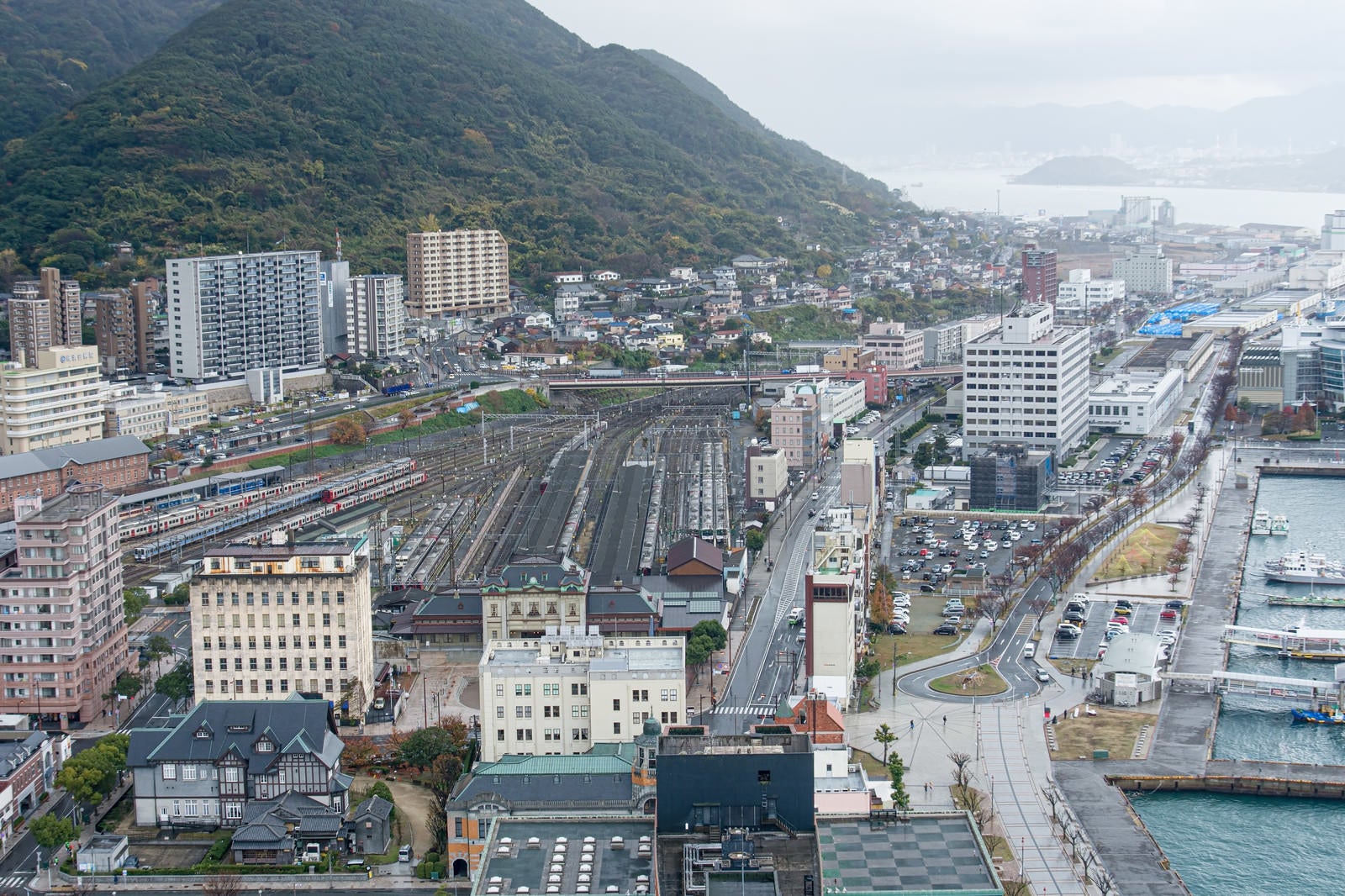 「門司駅とその先の巌流島」の写真