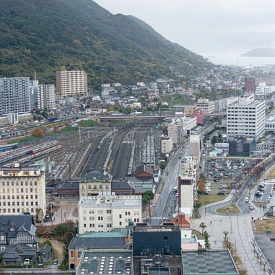 門司駅とその先の巌流島の写真