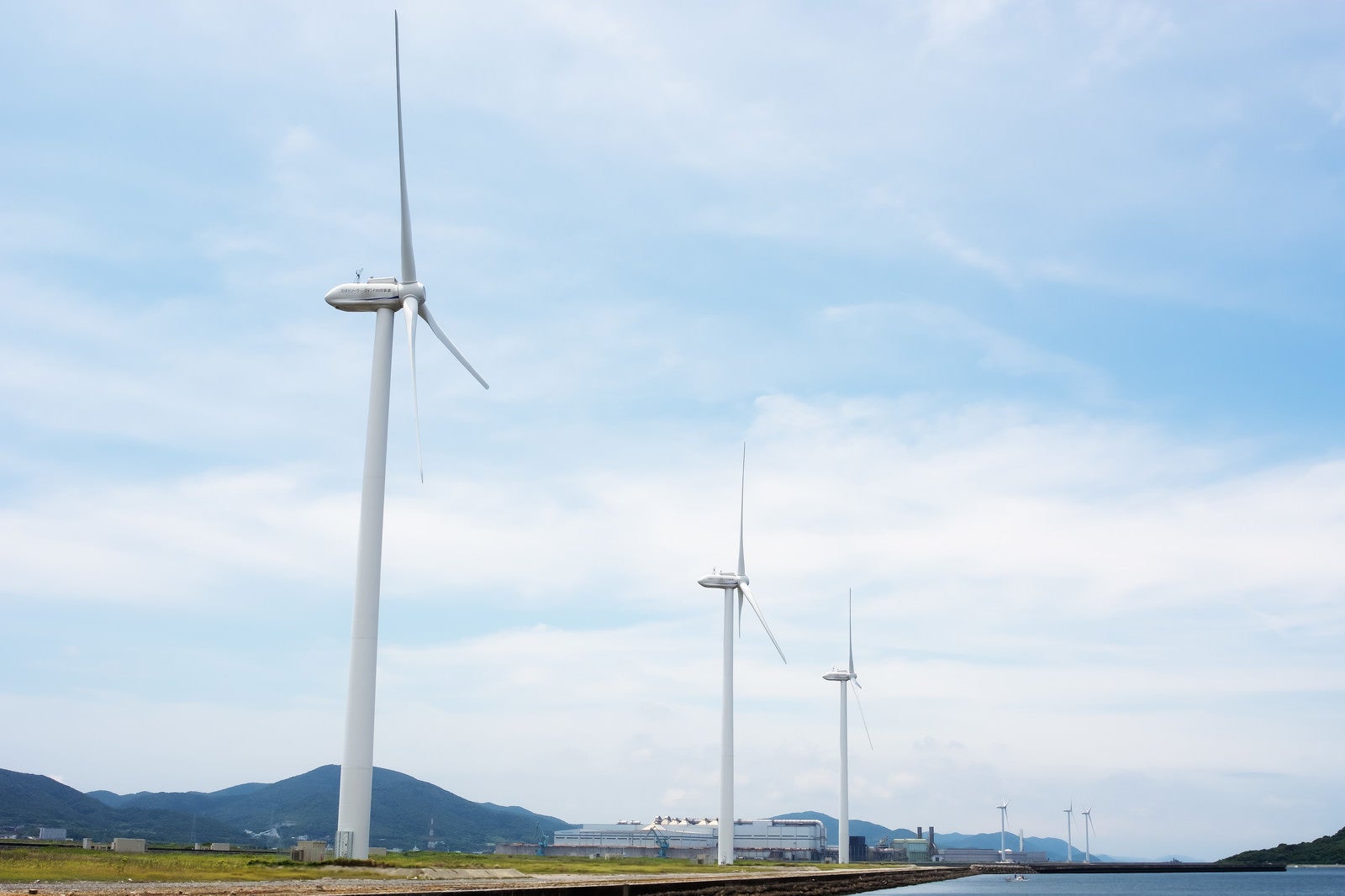 「海沿いの風力発電用風車」の写真