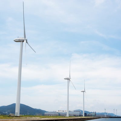 海沿いの風力発電用風車の写真
