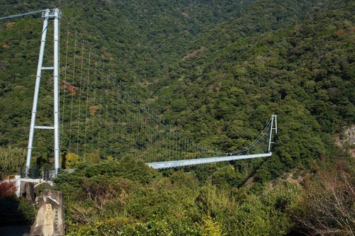 日本一の石碑と照葉大吊橋（宮崎県東諸県郡綾町）の写真