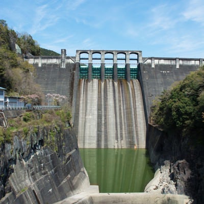 青空を背景にそそり立つ丸山ダム（岐阜県）の写真