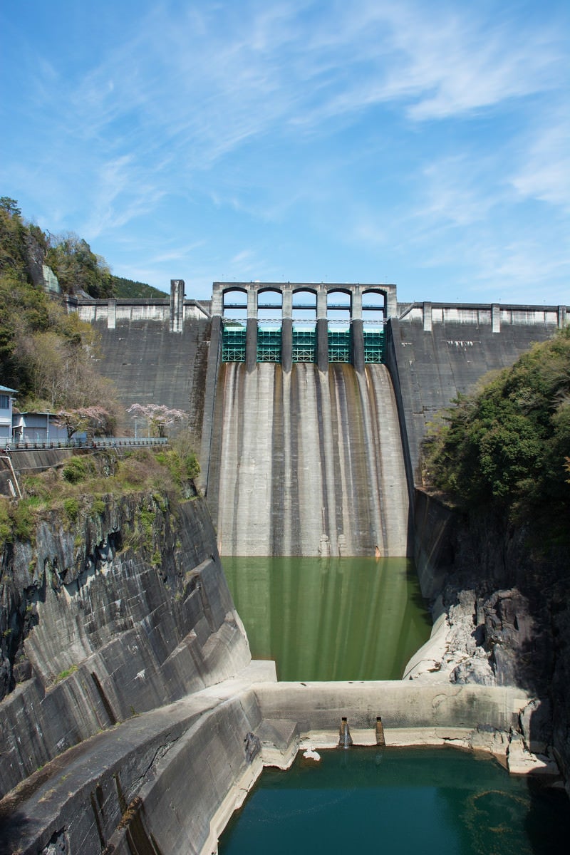 「青空を背景にそそり立つ丸山ダム（岐阜県）」の写真