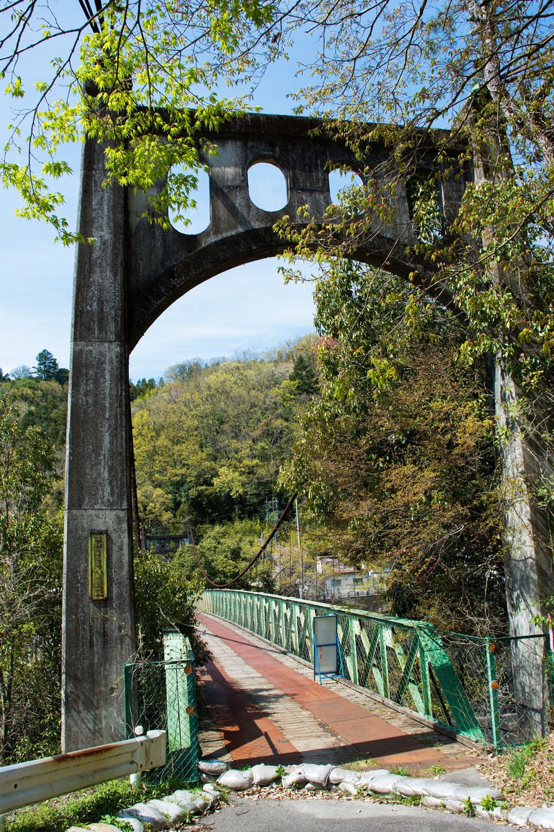 「土のうが並ぶ小和沢橋の袂（岐阜県）」の写真