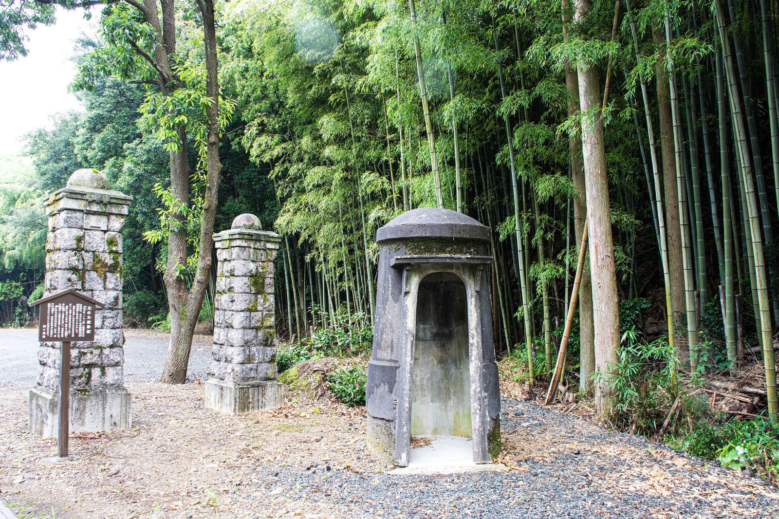 「雨の中にたたずむ玉の火薬庫営門の名残の門柱と立哨台」の写真