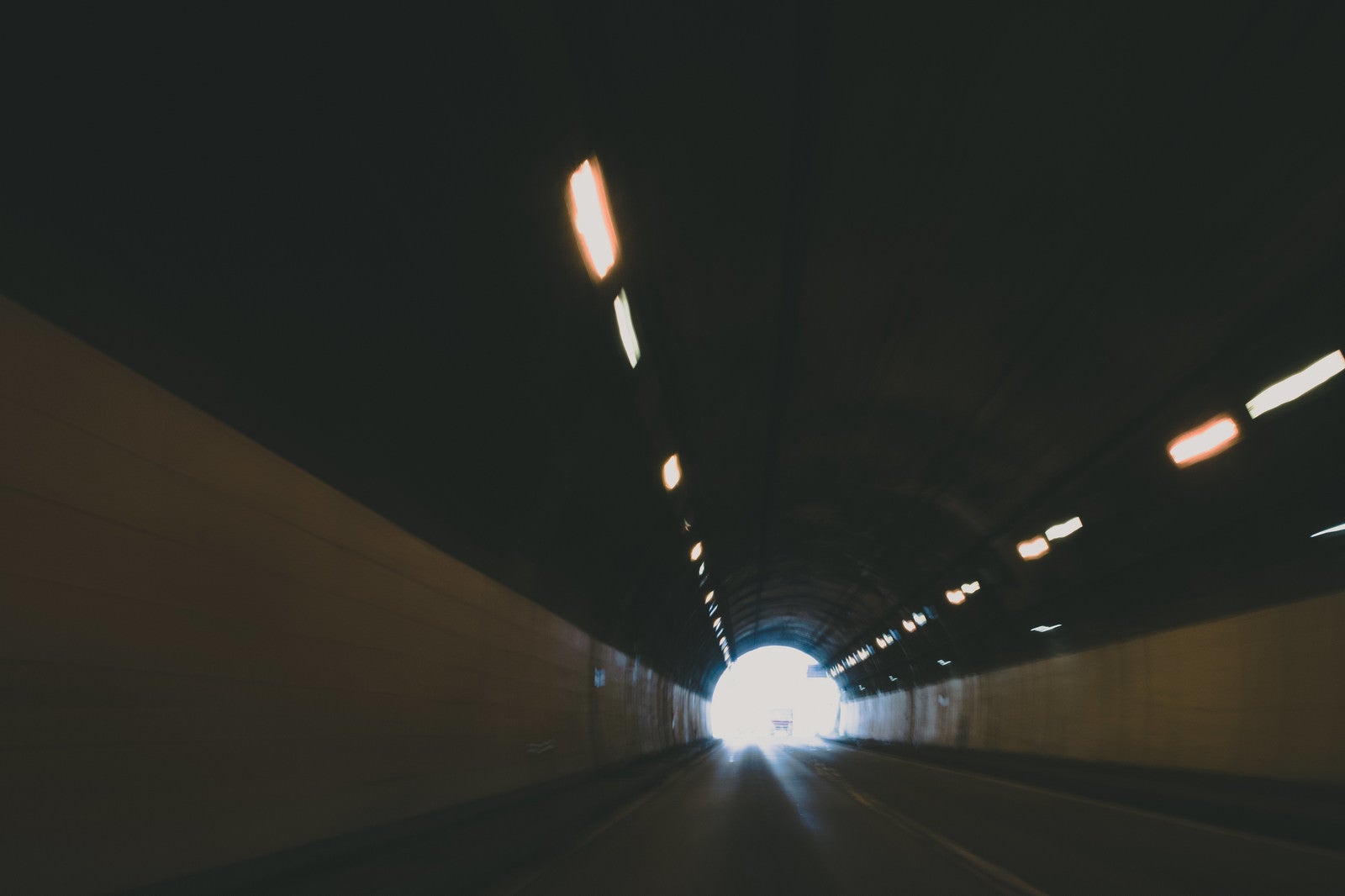 「走行中の車内から見た景色（トンネル出口）」の写真