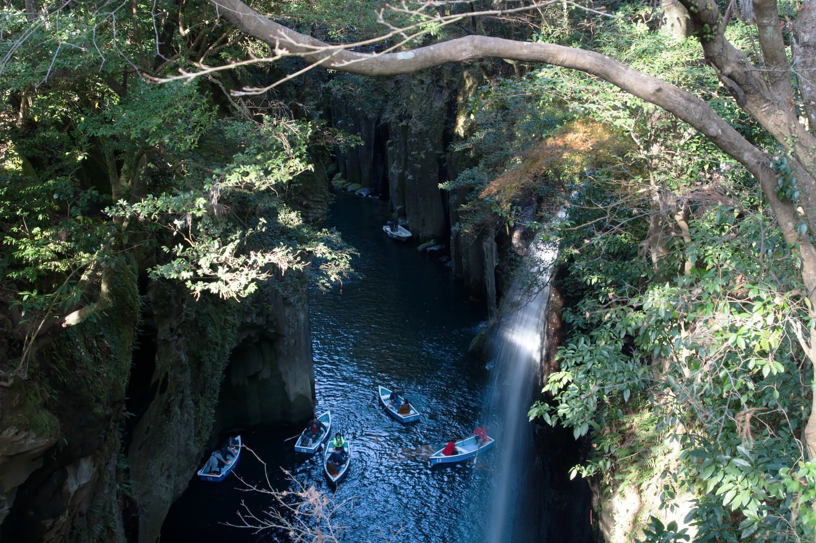 「峡谷を楽しむ多くのボート（宮崎県高千穂町・真名井の滝）」の写真