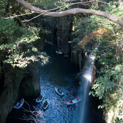 峡谷を楽しむ多くのボート（宮崎県高千穂町・真名井の滝）の写真