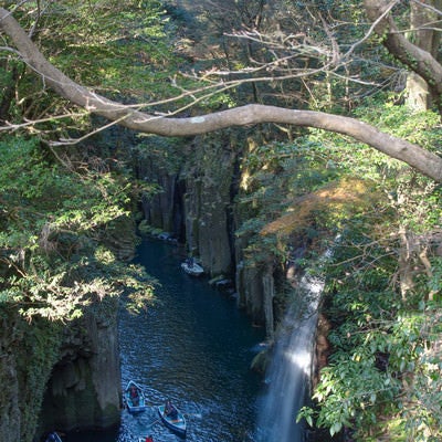 高千穂峡と観光客ボート（宮崎県高千穂町・真名井の滝）の写真